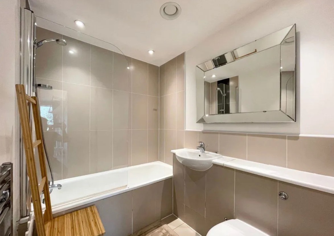 DOUBLE BEDROOM WITH A PRIVATE BATHROOM FOR RENT